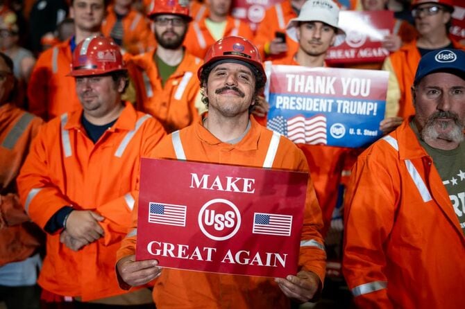 2025年5月30日、ペンシルベニア州・USスチールアーヴィン工場で、ドナルド・トランプ大統領が米鉄鋼と新日鉄とのパートナーシップ契約について演説するのを聞くために集まった群衆