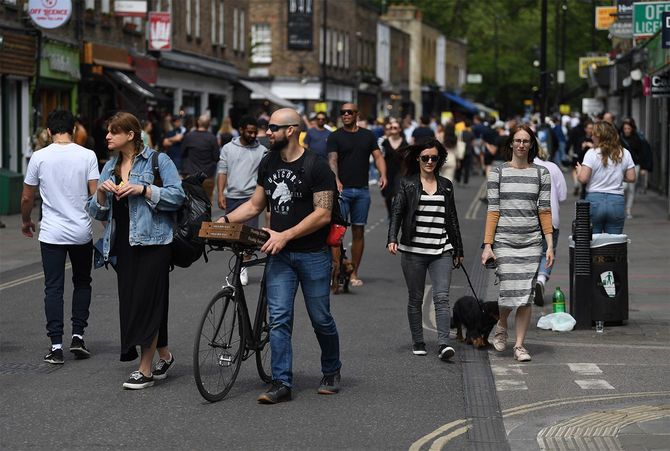 5月17日、ロンドン東部のブロードウェイ・マーケットに沿って買い物をする人々
