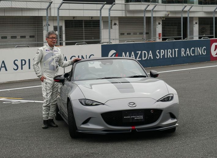 マツダスピリットレーシングロードスター12Rとマツダスピリットレーシングの前田育男代表