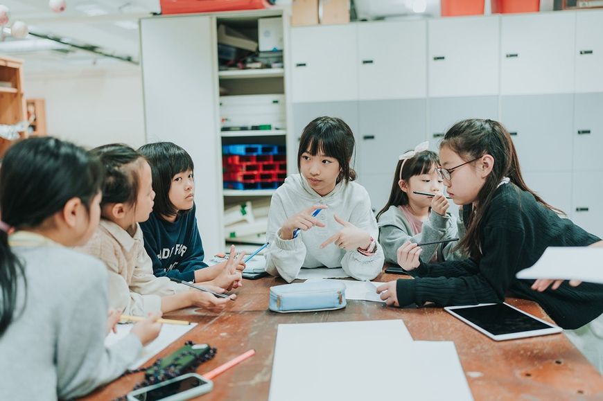 一緒にプロジェクトに取り組む子供たち