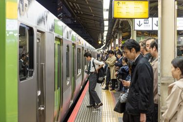 た*き様 205系座席（優先席）背面・座面（3人掛け 鉄道部品 座席（205系）優先席3人掛け （背面、座面） Yahoo