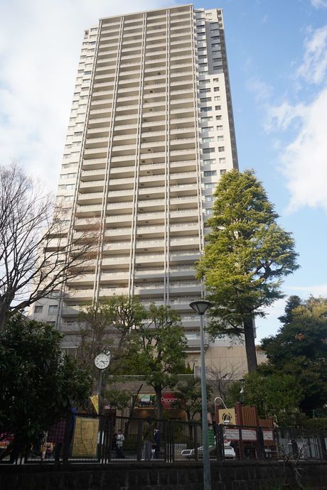 圧倒的な存在感を放つ「代官山アドレス」。住宅、商業施設、スポーツ施設に公園と、何から何までそろっている