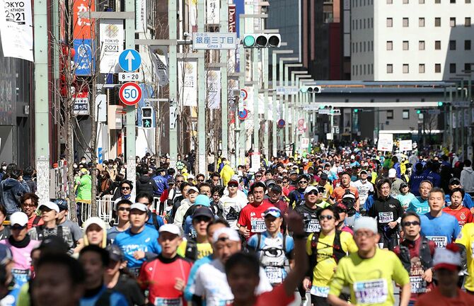銀座の街を走る一般ランナーら＝2022年3月6日、東京都中央区