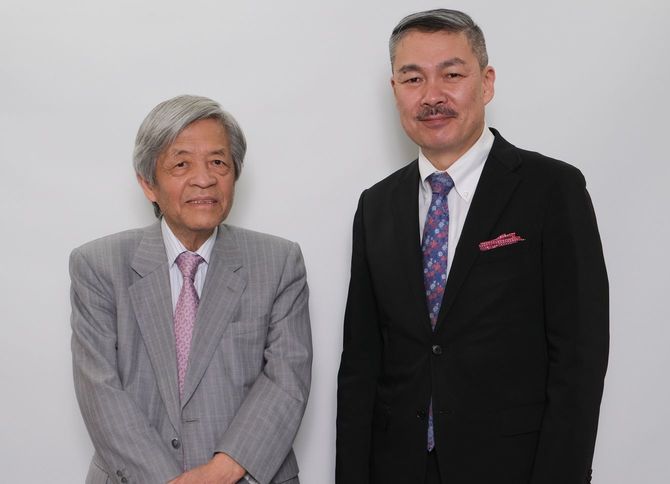 ジャーナリストの田原総一朗さん（左）と京都大学大学院の藤井聡教授（右）
