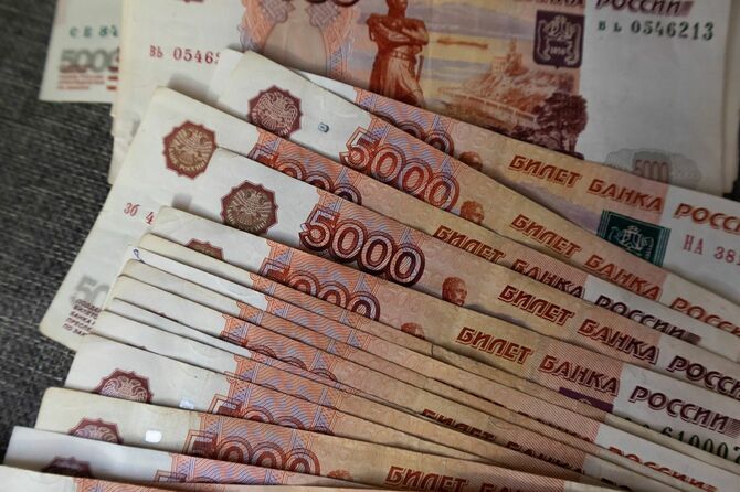 大量の5000ルーブル札