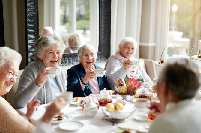 老人ホームでお茶を飲む高齢者のグループ