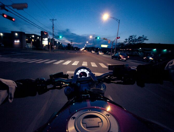 夜の街を走るバイク