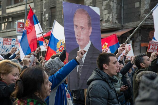 セルビア・ベオグラード、2014年3月9日。セルビアの民族主義政党の支持者は、プーチンの写真を持っている