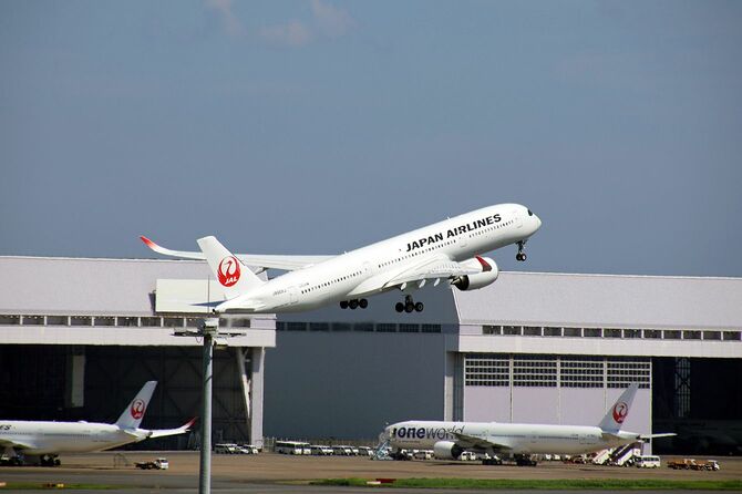 羽田空港を離陸するJAL国内線主力機A350-900（JA06XJ）LD3コンテナを36台搭載できる