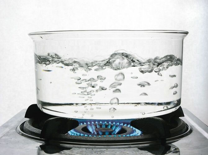 透明なガラス鍋で沸騰する水