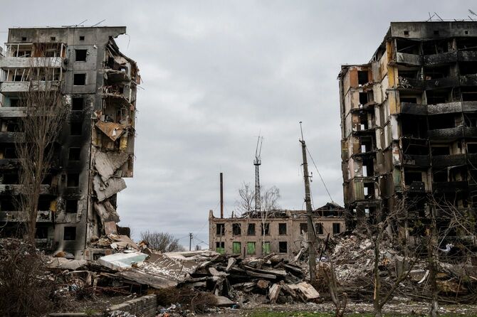 爆撃を受けたウクライナの集合住宅