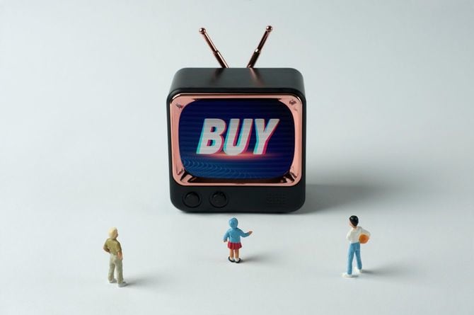 テレビ画面に「BUY」の文字