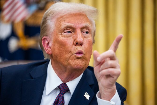 2025年1月20日、ドナルド・トランプ大統領は、ホワイトハウスの大統領執務室で、2021年1月6日に議事堂を襲撃した被告への恩赦やTikTok禁止措置の延期など、数々の大統領令に署名した。