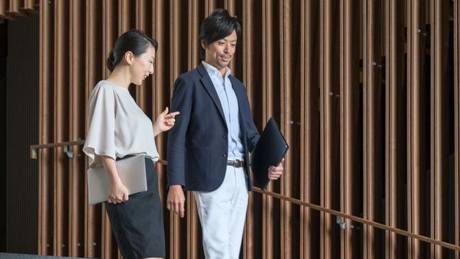 階段を下りながら打ち解けた感じで会話する男女