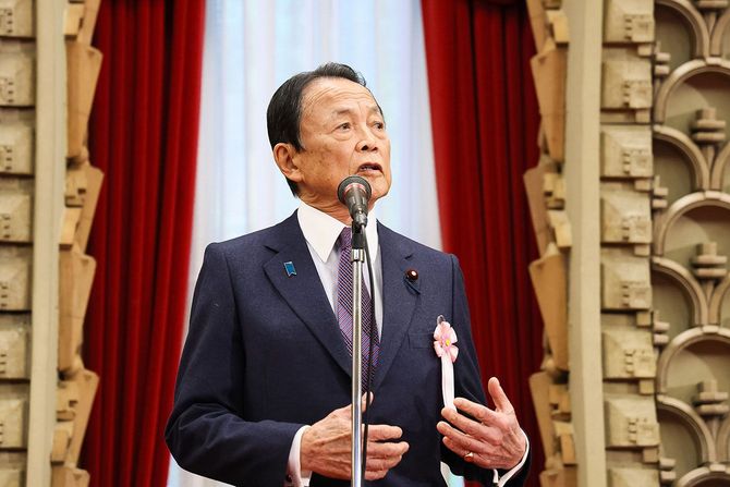 2025年12月22日、内閣制度創始140周年記念式典で乾杯の挨拶をする麻生元総理大臣