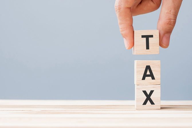 木製ブロックで「TAX」の文字