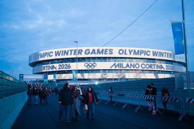 ミラノ・コルティナ冬季五輪期間中、サンタ・ジュリア・アレーナから出てくる人々