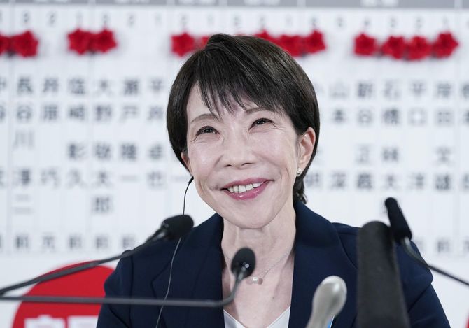 自民党の開票センターで、メディアのインタビューに答える自民党総裁の高市早苗首相＝2026年2月8日、東京・永田町の党本部