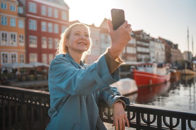 コペンハーゲンで自撮りする女性