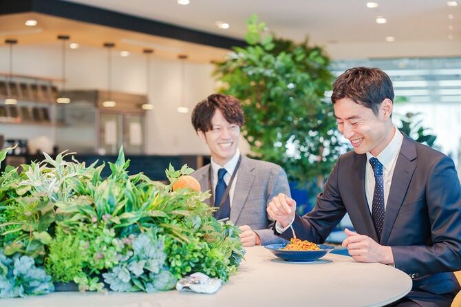 食堂でランチを楽しむビジネスマン