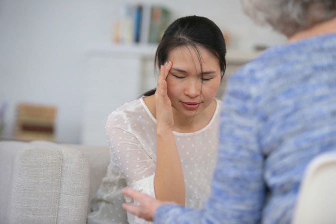 セラピストに相談する女性