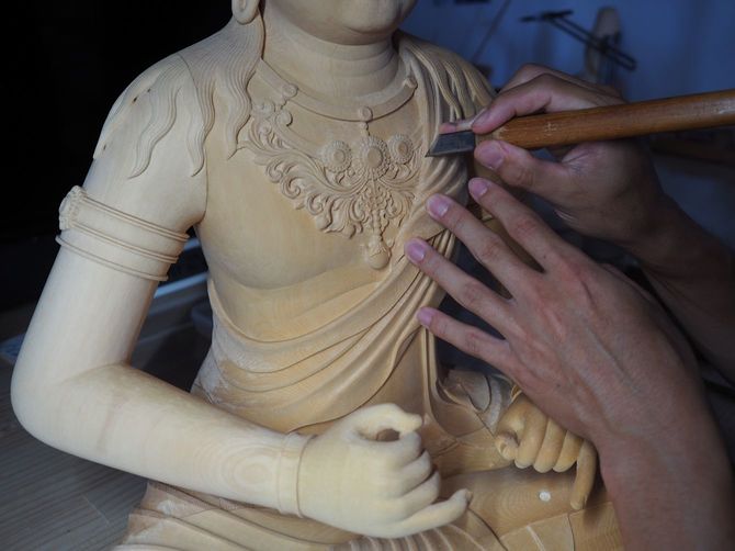 仏像の衣文表現は、宮本さんがファッションの世界で学んだことが存分に活かされている