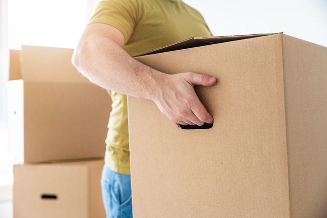 引っ越しの準備をしている男性