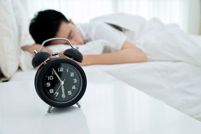 ベッドで眠っている人