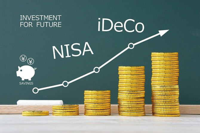 階段状に積み重なった硬貨の背景にNISA、iDeCoのイメージが書かれた黒板