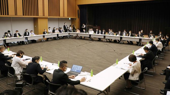 専門家会議に代わる新たな有識者会議「新型コロナウイルス感染症対策分科会」の初会合=2020年7月6日、東京都千代田区