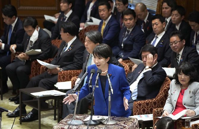 答弁する高市首相 衆院予算委
