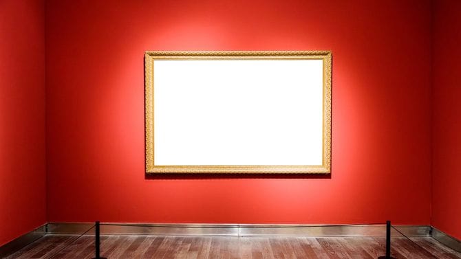 アートギャラリーの壁に絵の入っていない額縁