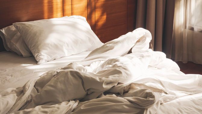 ベッドメイクされていないベッド