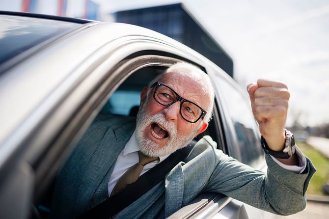 運転するシニアビジネスマンドライバー