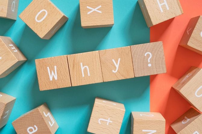 木製ブロックで「Why?」の文字