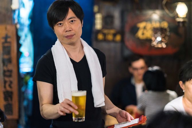 ビールを運ぶ居酒屋のウエーター