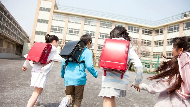 校庭をかけていく小学生たち