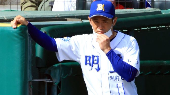 明豊の川崎絢平監督。2021年4月1日、甲子園球場で行われた第93回全国高等学校野球選抜大会決勝戦、明豊（大分）は東海大相模（神奈川）に2-3のサヨナラ負けで準優勝に終わった。