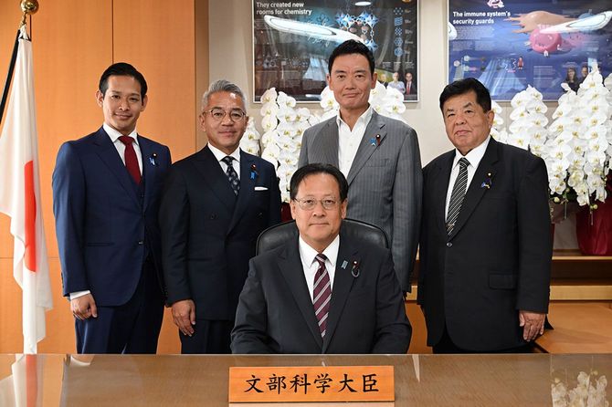 文部科学大臣・関芳弘氏（中央）