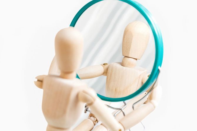 木製のダミーは鏡の中でその反射を見ます