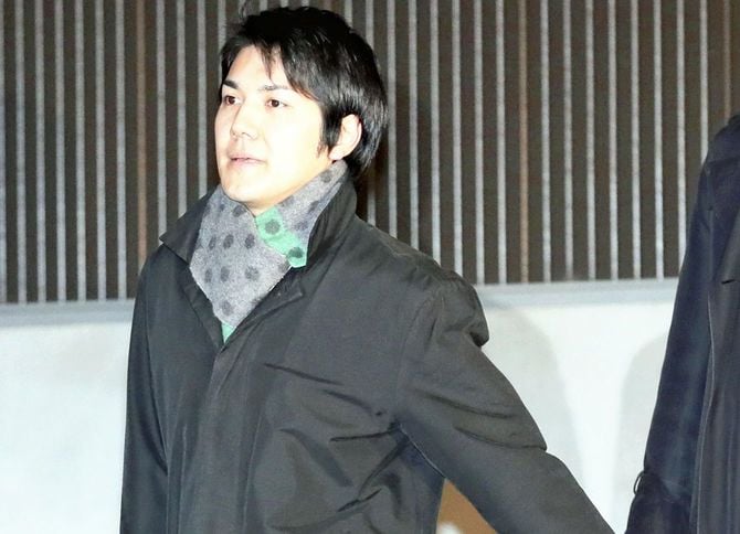 秋篠宮家の長女、眞子さまとの結婚を延期した法律事務所職員、小室圭さん。勤務先から自宅に戻る。宮内庁は「諸行事や結婚後の生活について十分な準備を行う余裕がなかった」というお二人の気持ちを説明する文書を公表した。横浜市で。2018年2月6日撮影。