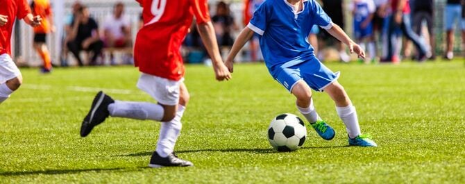 サッカーをする少年たち