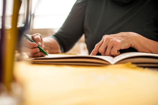 大人ぬり絵に挑戦しているシニアの手元