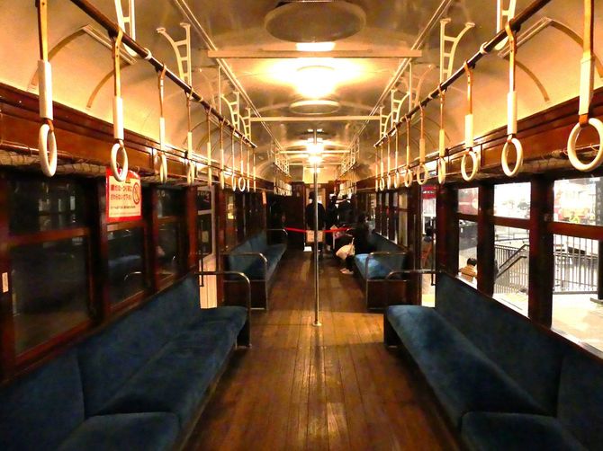 戦前昭和期の電車のロングシート（鉄道博物館にて）