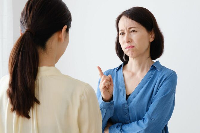 娘を叱る母親