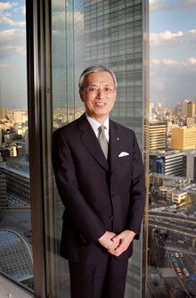 <strong>資生堂社長 前田新造</strong><br>1947年、大阪府生まれ。慶應義塾大学文学部卒業後、資生堂入社。海外営業本部アジアパシフィック地域本部長、経営企画部長などを経て、2005年6月より現職。「毎晩ベッドに入る前に、今日の自分の仕事がお客様の役に立つことができたかどうか、必ず反芻しています。そうするとよく眠れるんです(笑)」