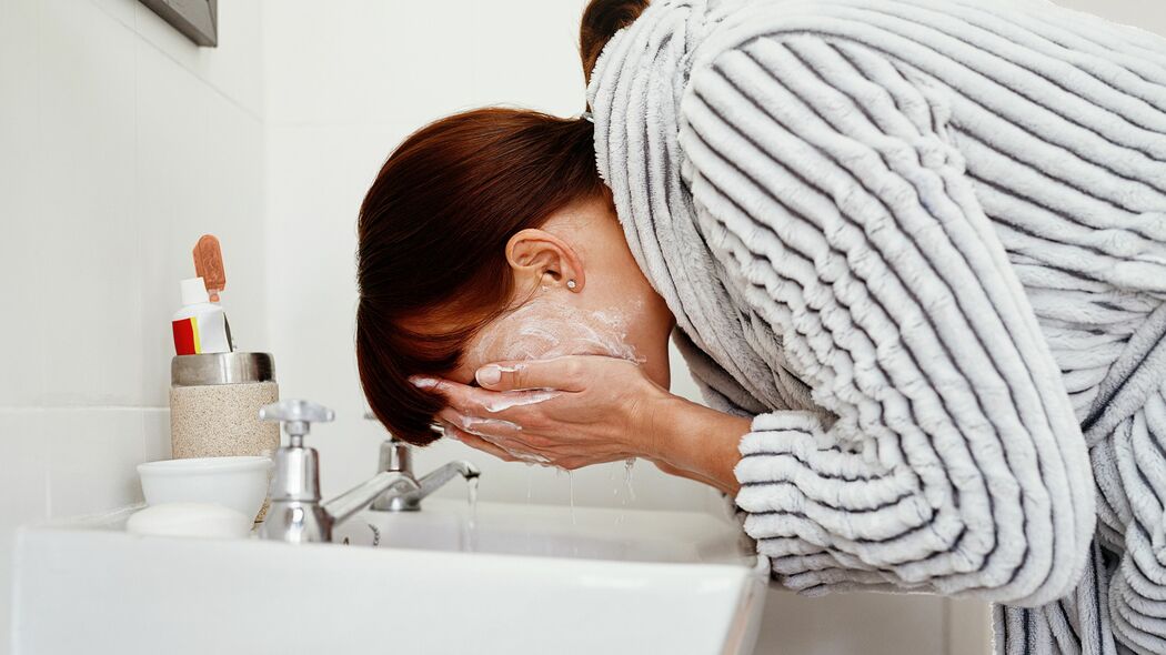 朝と夜の洗顔で｢塗るべきもの｣がまったく違う…年を重ねても若々しい肌の人はやっているスキンケアメニュー