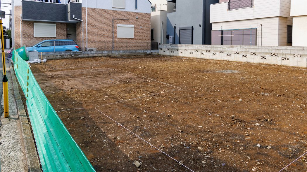 高く売れるとは思っていなかったのに…細長い形の実家の土地を買い取った業者が｢跡地に建てたもの｣