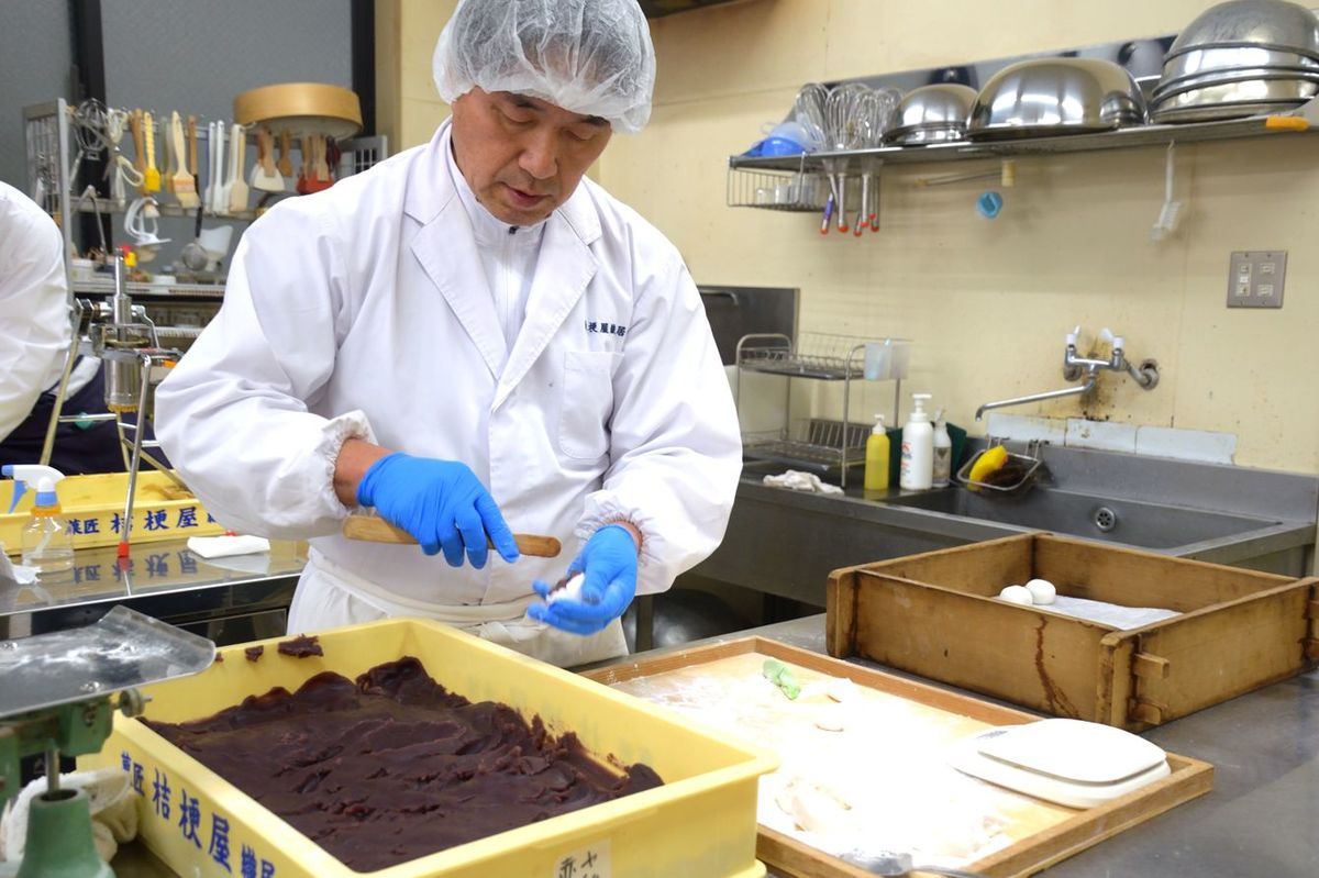 おかゆ大福を作る中村さん