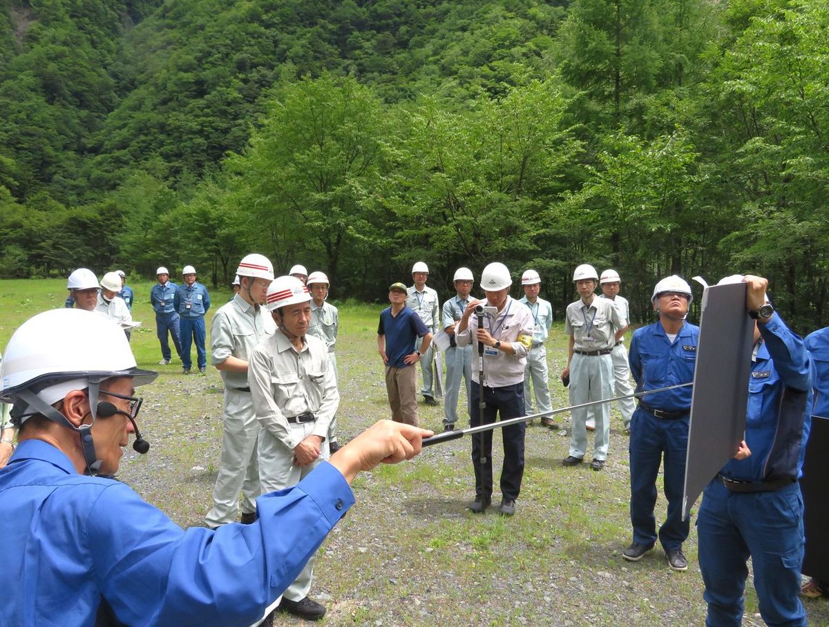 藤島残土置き場計画地を視察した鈴木知事ら